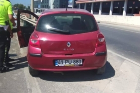 bilecik-haber_yalova-da-demir-bariyerlere-carpan-otomobildeki-kadin-surucu-yaralandi-22652.jpg