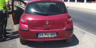 bilecik-haber_yalova-da-demir-bariyerlere-carpan-otomobildeki-kadin-surucu-yaralandi-22652.jpg