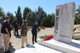 bilecik-haber_yalova-da-marmara-depremi-nde-hayatini-kaybedenler-mezarlari-basinda-anildi-23572.jpg