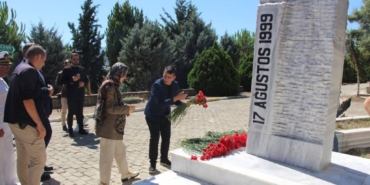bilecik-haber_yalova-da-marmara-depremi-nde-hayatini-kaybedenler-mezarlari-basinda-anildi-23572.jpg