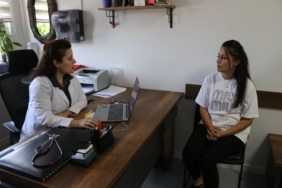 bilecik-haber_yalova-da-mobil-aile-hekimligi-hizmetinde-doktor-hastanin-ayagina-gidiyor-22154.jpg