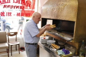 bilecik-haber_ahi-secilen-ilhan-usta-dededen-miras-ocaginda-64-yildir-kofte-pisiriyor-30078.jpg