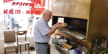 bilecik-haber_ahi-secilen-ilhan-usta-dededen-miras-ocaginda-64-yildir-kofte-pisiriyor-30078.jpg