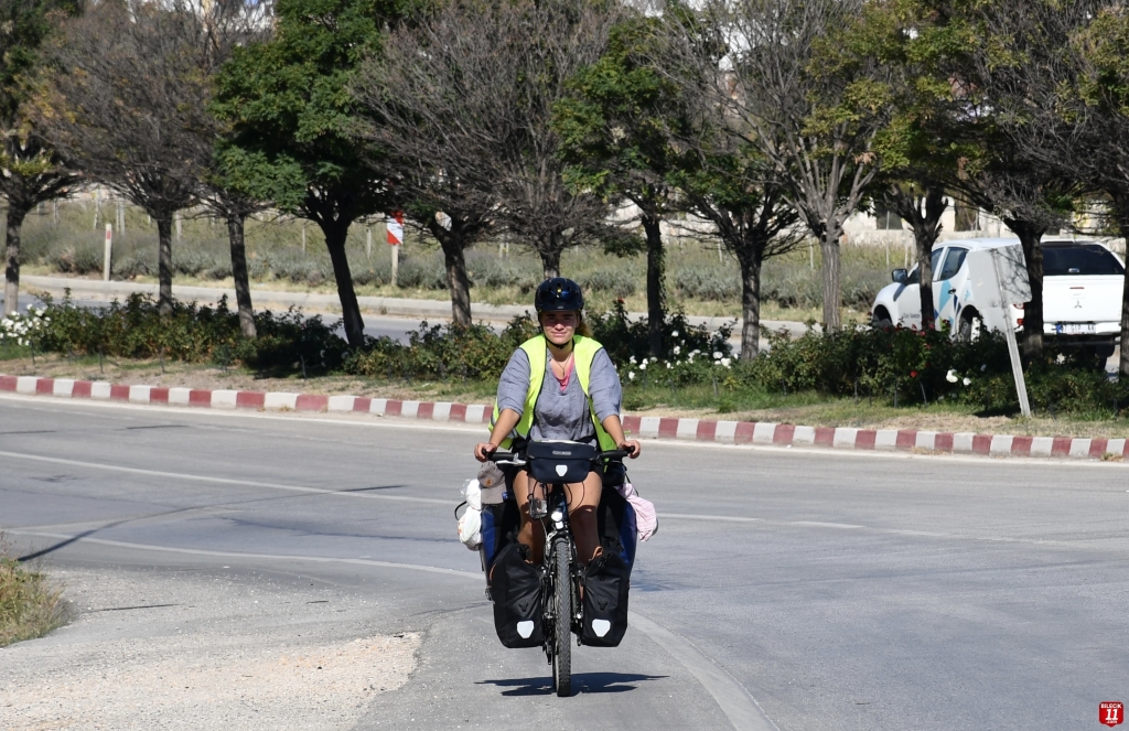 Almanya'dan Yeni Zelanda'ya bisikletle tura çıkan genç kadın Türkiye'ye geldi