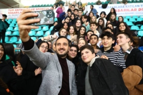 bilecik-haber_bagcilar-belediyesinde-universite-ogrencilerine-10-bin-lira-basari-odulu-31802.jpg