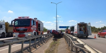 bilecik-haber_balikesir-de-aydinlatma-diregine-carpan-otomobilin-surucusu-oldu-yanindaki-2-kisi-yaralandi-29393.jpg