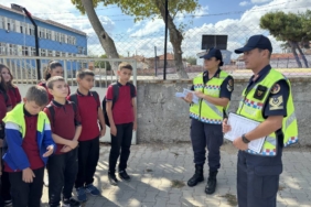 bilecik-haber_balikesir-de-jandarma-ekiplerinden-ogrencilerin-huzuru-icin-servislere-yakin-takip-32179.jpg