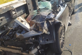 bilecik-haber_balikesir-de-kamyona-carpan-otomobildeki-iran-uyruklu-2-kisi-yaralandi-27234.jpg