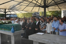 bilecik-haber_balikesirli-fotograf-sanatcisi-ahmet-esmer-in-cenazesi-topraga-verildi-28977.jpg
