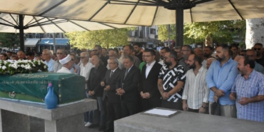 bilecik-haber_balikesirli-fotograf-sanatcisi-ahmet-esmer-in-cenazesi-topraga-verildi-28977.jpg