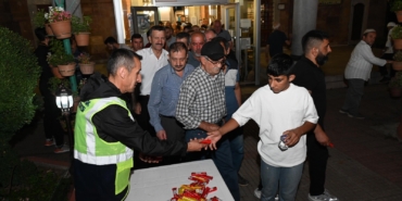 BELEDİYEDEN MEVLİD KANDİLİ’NDE ŞEKER İKRAMI