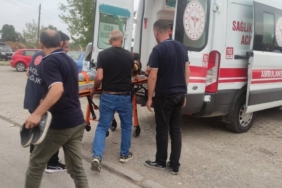 bilecik-haber_bursa-da-donus-yapmak-isteyen-otomobile-carpan-motosikletteki-2-kisi-yaralandi-28795.jpg