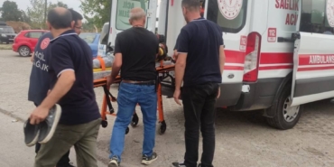 bilecik-haber_bursa-da-donus-yapmak-isteyen-otomobile-carpan-motosikletteki-2-kisi-yaralandi-28795.jpg