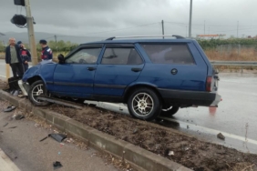 bilecik-haber_bursa-da-trafik-lambasi-diregine-carpan-otomobildeki-2-kisi-yaralandi-33083.jpg