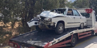 bilecik-haber_canakkale-de-agaca-carpan-surucu-yaralandi-27026.jpg