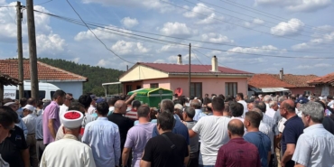 bilecik-haber_canakkale-de-kamyonun-altinda-kalan-motosiklet-surucusunun-cenazesi-topraga-verildi-27187.jpg
