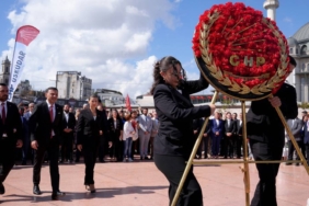 bilecik-haber_chp-den-taksim-cumhuriyet-aniti-na-101-inci-yil-celengi-28483.jpg