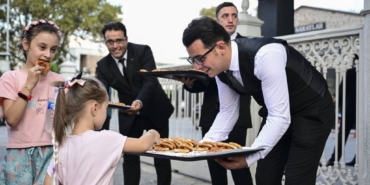 bilecik-haber_cumhurbaskanligi-dolmabahce-ofisi-onunde-vatandaslara-kandil-simidi-ikram-edildi-29613.jpg