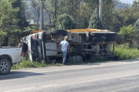 bilecik-haber_devrilen-hafriyat-kamyonunun-surucusu-yaralandi-32862.jpg