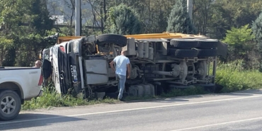 bilecik-haber_devrilen-hafriyat-kamyonunun-surucusu-yaralandi-32862.jpg