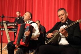 bilecik-haber_edirne-de-meric-in-iki-yakasindaki-muzisyenler-ayni-sahnede-konser-verdi-31889.jpg