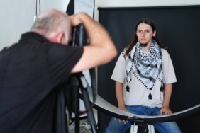bilecik-haber_fotograf-sanatcisi-uzun-israil-zulmune-dikkati-cekmek-icin-365-kisiyi-filistin-kefiyesiyle-fotografliyor-31196.jpg