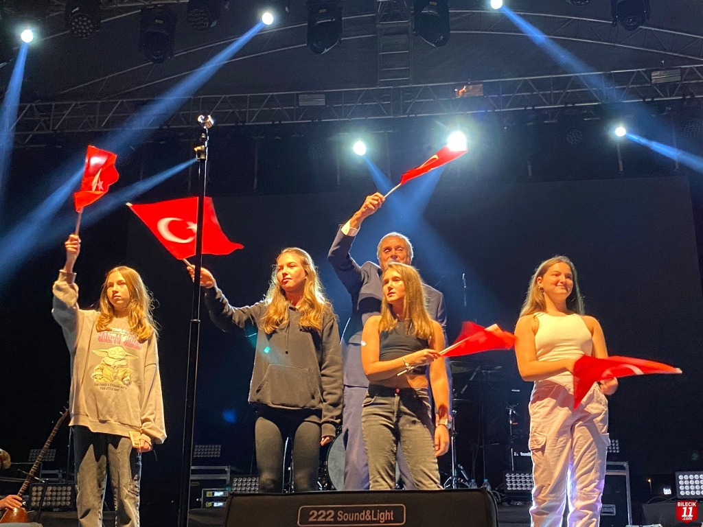 Haluk Levent Bilecik'te konser verdi