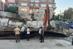 bilecik-haber_istanbul-da-binanin-yikimi-sirasinda-istinat-duvari-kismen-coktu-32934.jpg