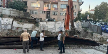 bilecik-haber_istanbul-da-binanin-yikimi-sirasinda-istinat-duvari-kismen-coktu-32934.jpg