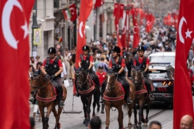 bilecik-haber_istanbul-da-gorev-yapan-atli-polisler-yerli-ve-yabanci-turistlerin-gozdesi-oldu-28403.jpg