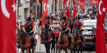 bilecik-haber_istanbul-da-gorev-yapan-atli-polisler-yerli-ve-yabanci-turistlerin-gozdesi-oldu-28403.jpg