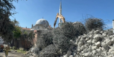 bilecik-haber_kadikoy-de-kentsel-donusumdeki-bina-kismen-coktu-32272.jpg