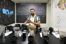 bilecik-haber_kahve-cekirdeklerinin-kalitesini-guclu-damaklariyla-ortaya-cikariyorlar-33000.jpg