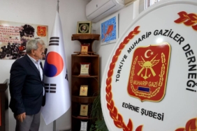bilecik-haber_kibris-gazisi-askerlik-hatiralarini-bitmeyen-heyecanla-yad-ediyor-30654.jpg
