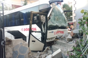 bilecik-haber_kirklareli-nde-dur-ihtarina-uymayan-midibus-evin-duvarina-carpti-28008.jpg
