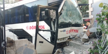 bilecik-haber_kirklareli-nde-dur-ihtarina-uymayan-midibus-evin-duvarina-carpti-28008.jpg