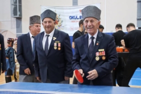 bilecik-haber_kirklarelili-gaziler-genclerle-bilek-guresi-yapti-30684.jpg