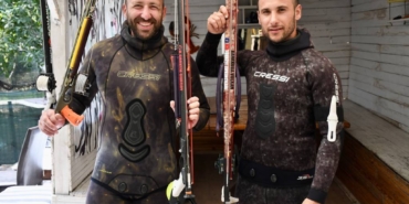 bilecik-haber_kocaeli-de-dalgiclar-zipkinla-320-kilogramlik-mavi-yuzgecli-orkinos-avladi-27627.jpg