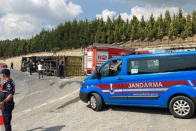 bilecik-haber_kocaeli-de-devrilen-tirin-surucusu-yaralandi-27221.jpg