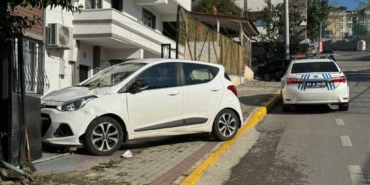 bilecik-haber_kocaeli-de-otomobilin-carptigi-bahce-kapisi-uzerine-devrilen-anneanne-ve-2-torunu-yaralandi-31905.jpg