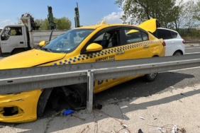 bilecik-haber_kocaeli-de-otomobille-carpisan-taksideki-2-kisi-yaralandi-28529.jpg