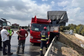 bilecik-haber_kocaeli-de-tira-carpan-kamyonun-surucusu-yaralandi-28093.jpg