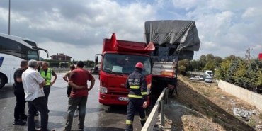 bilecik-haber_kocaeli-de-tira-carpan-kamyonun-surucusu-yaralandi-28093.jpg