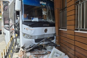 bilecik-haber_kucukcekmece-de-kontrolden-cikan-servis-minibusu-binaya-carpti-31538.jpg