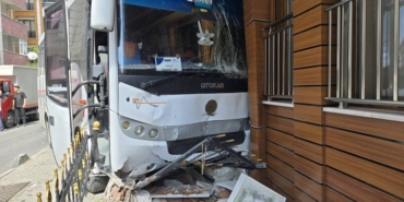 bilecik-haber_kucukcekmece-de-kontrolden-cikan-servis-minibusu-binaya-carpti-31538.jpg