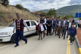 bilecik-haber_sakarya-da-arkadaslari-damadi-dugun-salonuna-esekle-goturdu-31799.jpg