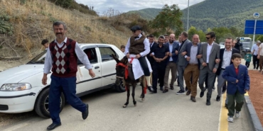 bilecik-haber_sakarya-da-arkadaslari-damadi-dugun-salonuna-esekle-goturdu-31799.jpg