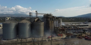bilecik-haber_sakarya-da-patlama-yasanan-fabrika-alaninda-sogutma-calismalari-suruyor-30076.jpg