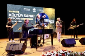 bilecik-haber_sultanbeyli-kultur-sanat-sezonu-yucel-arzen-konseriyle-basladi-31373.jpg