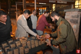 Tüm camilerde helva dağıtıldı